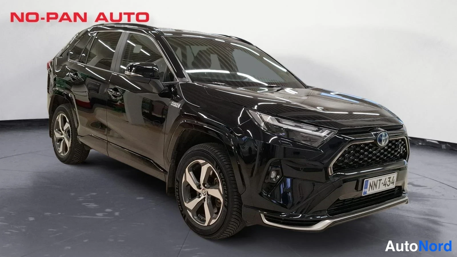Musta Toyota RAV4 2024, etuviisto, keula oikealle, kuva 3