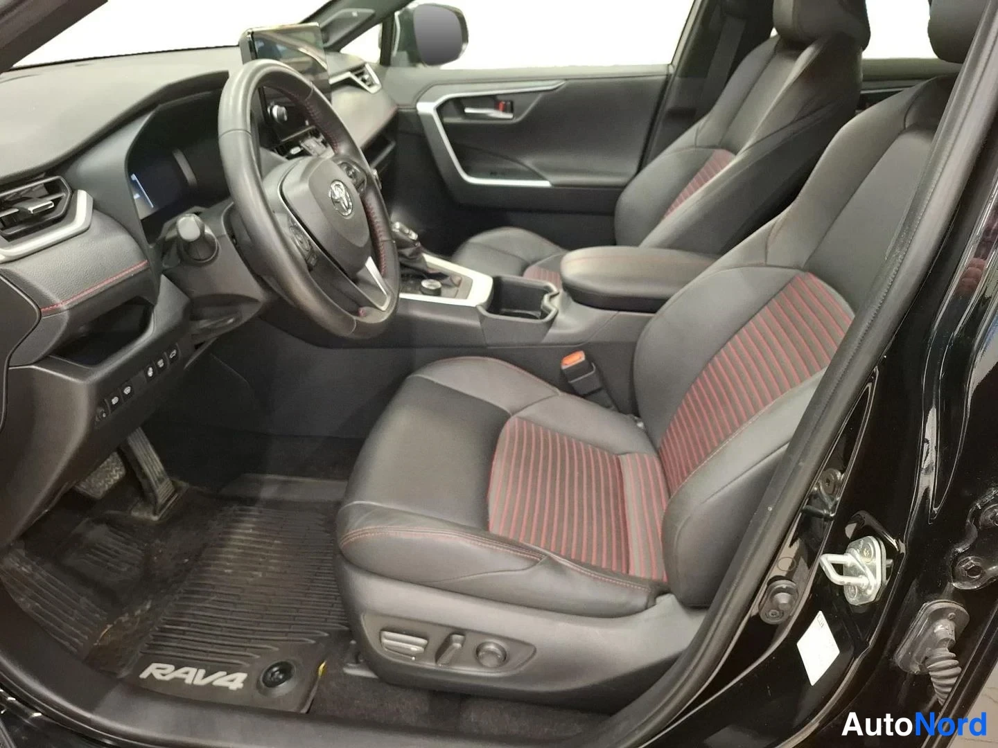 Musta Toyota RAV4 2024, kuva 9