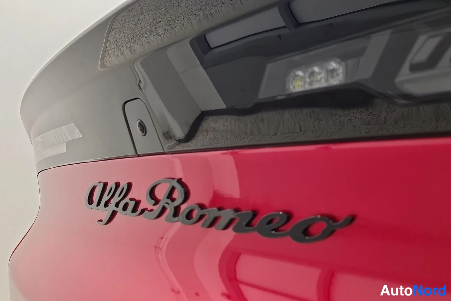 Röd Alfa Romeo Junior 2026, bakifrån, bild 11