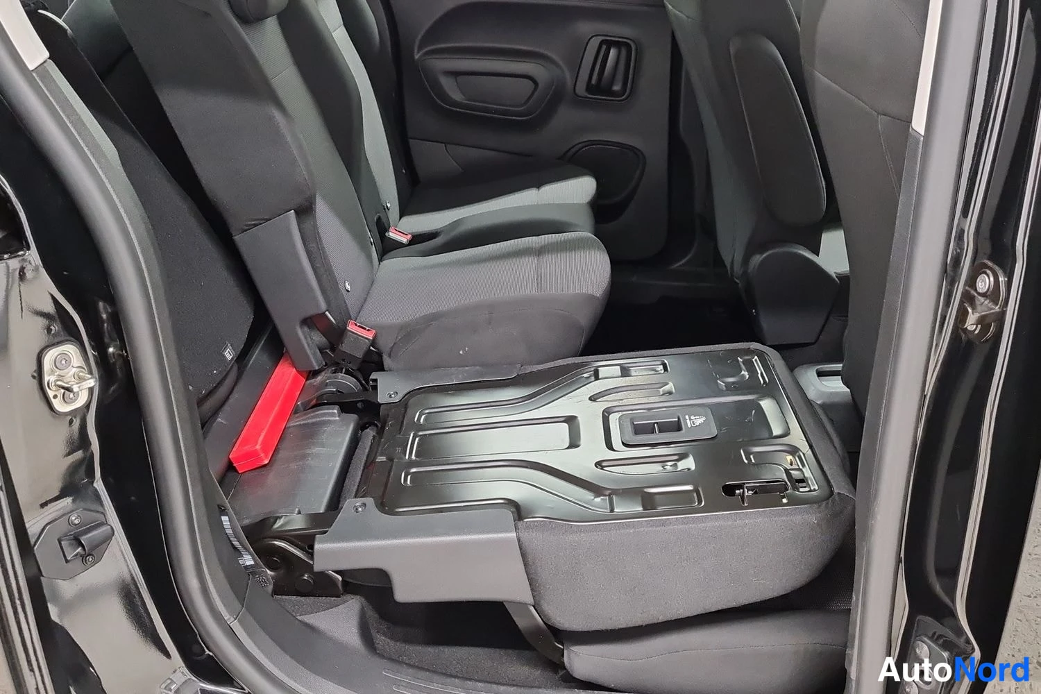 Musta Citroen Berlingo 2021, kuva 26