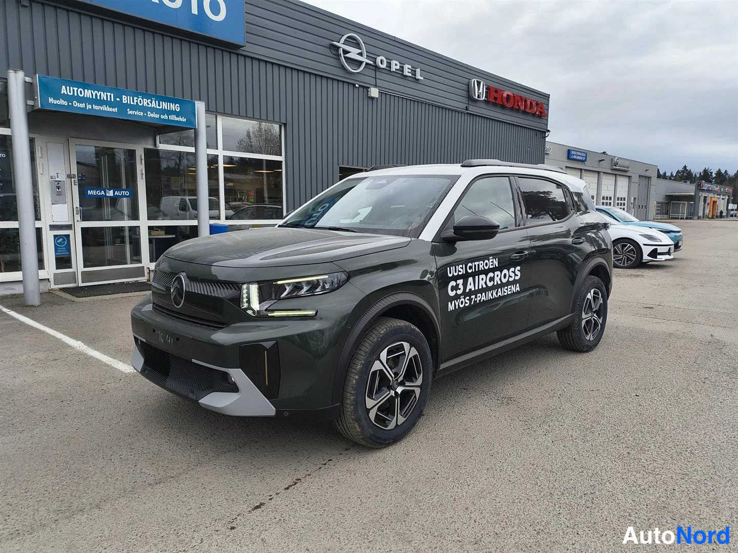 Vihreä Citroen C3 Aircross 2026, etuviisto, keula vasemmalle, kuva 2