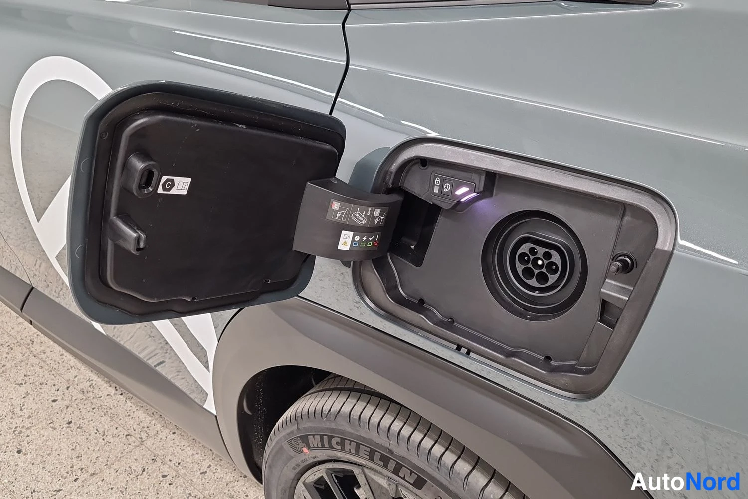 Vihreä Citroen C5 Aircross 2026, sivulta, kuva 4