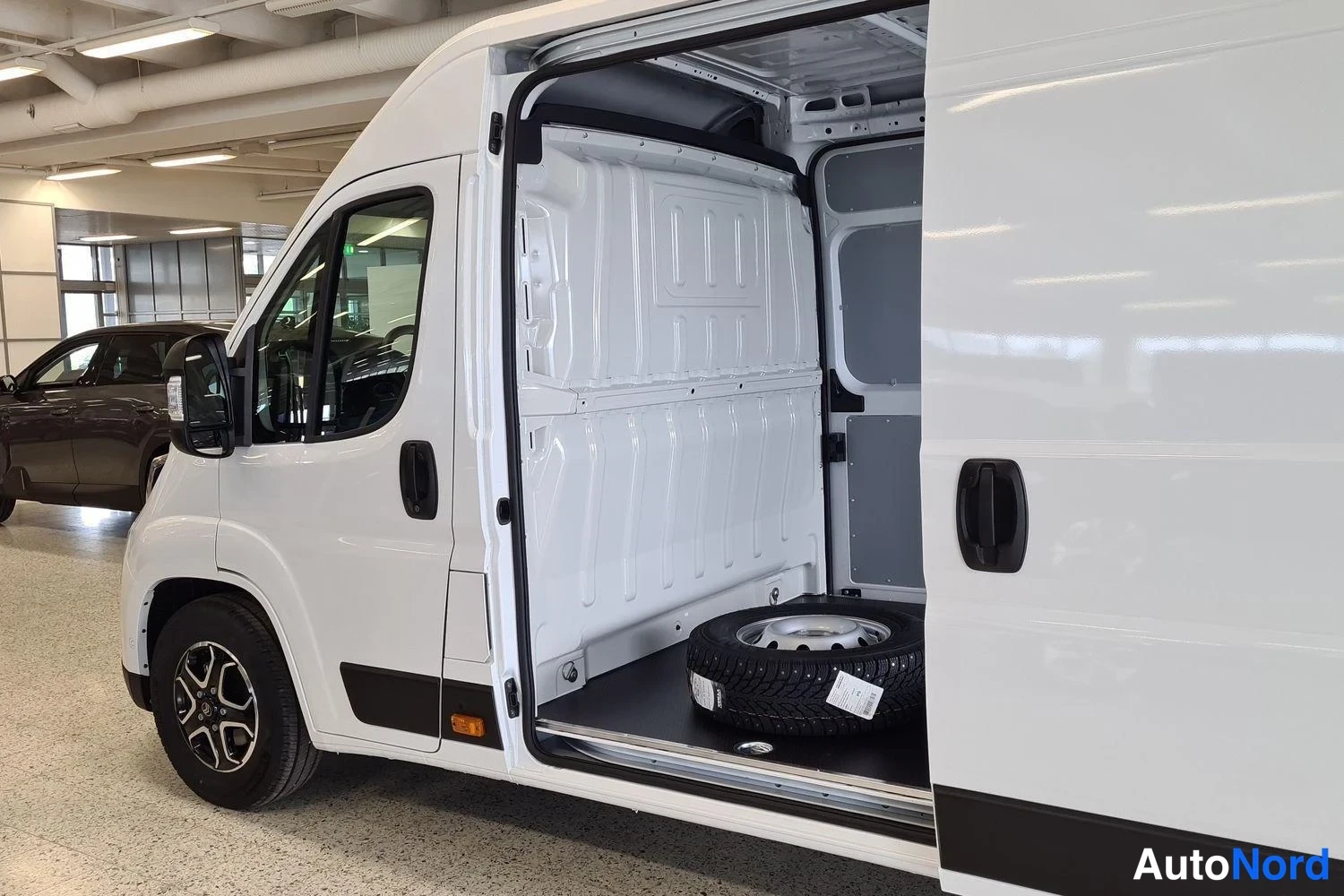 Valkoinen Citroen Jumper 2025, sivulta, kuva 3