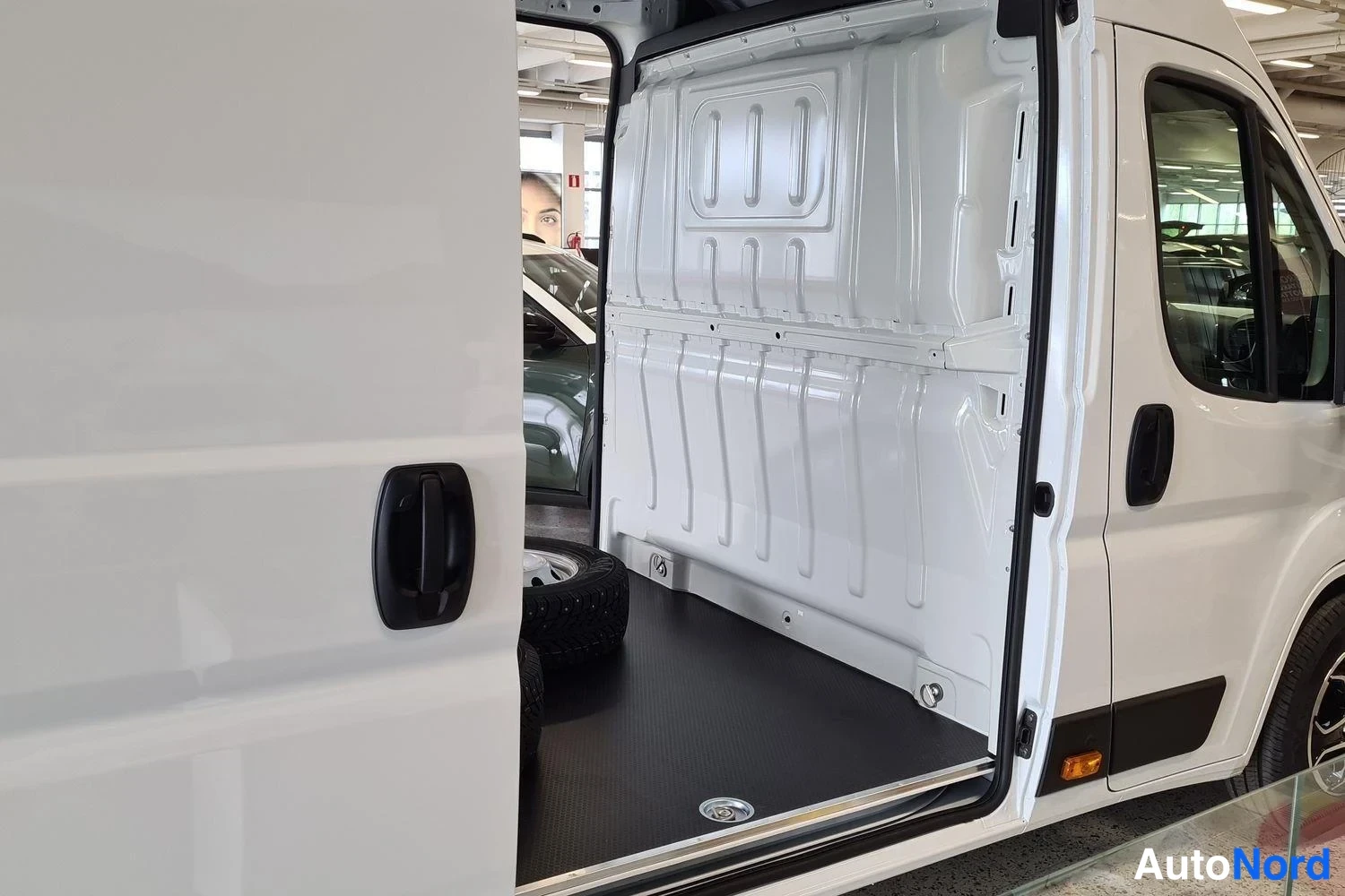 Valkoinen Citroen Jumper 2025, sivulta, kuva 4