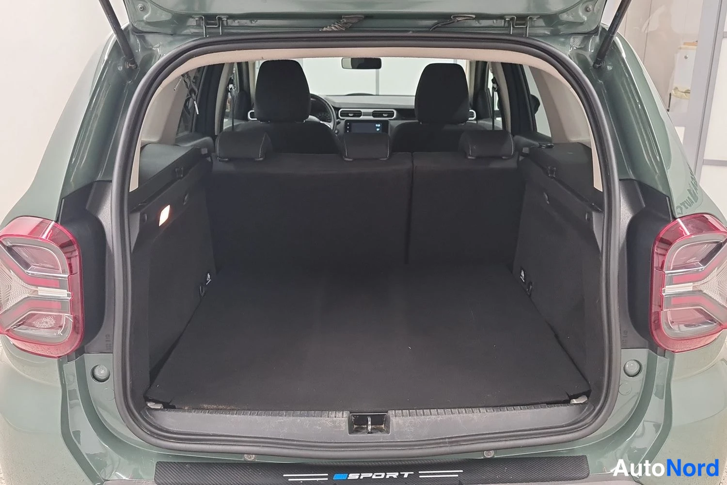 Vihreä Dacia Duster 2023, takaa, kuva 5