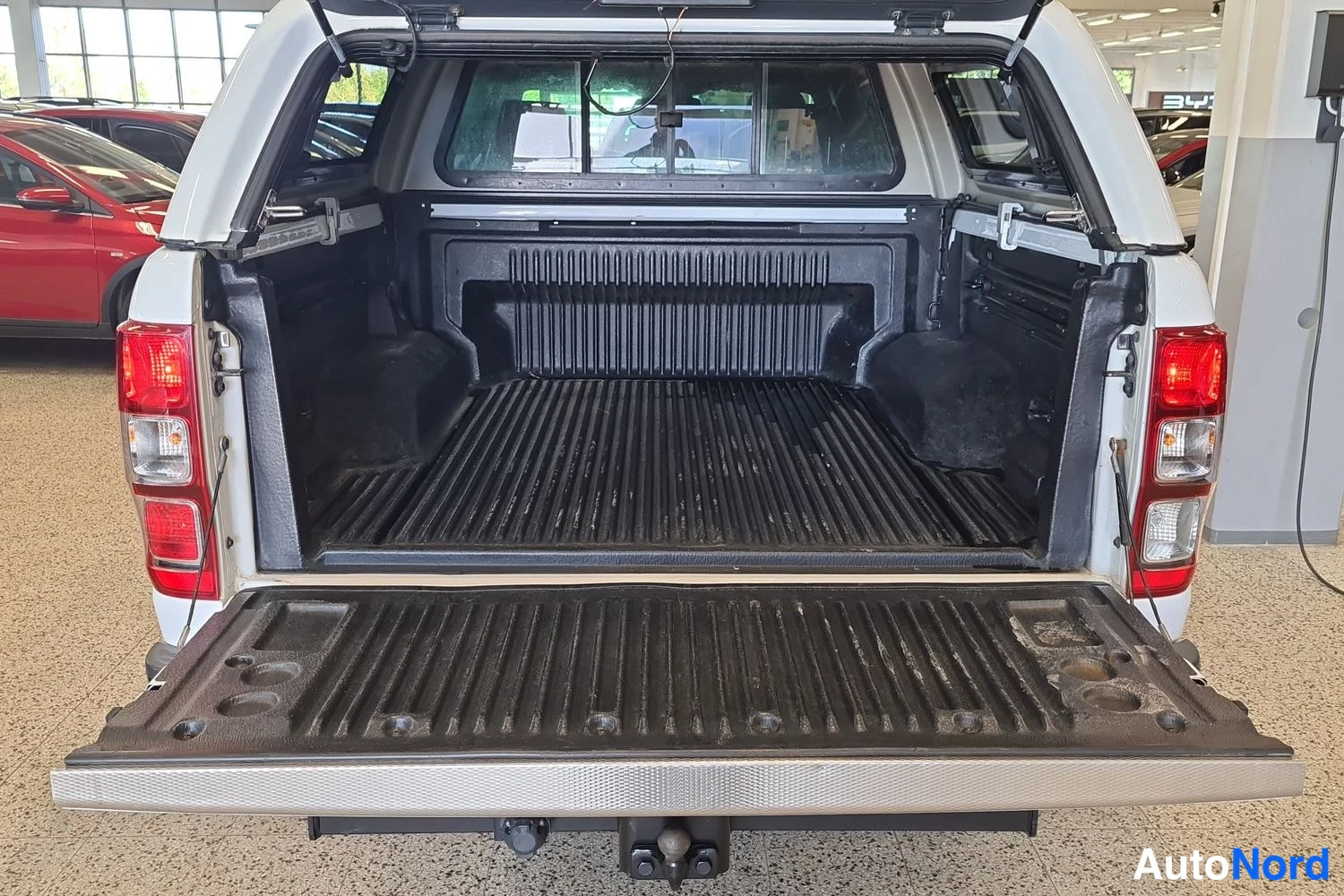 Valkoinen Ford Ranger 2019, takaa, kuva 6