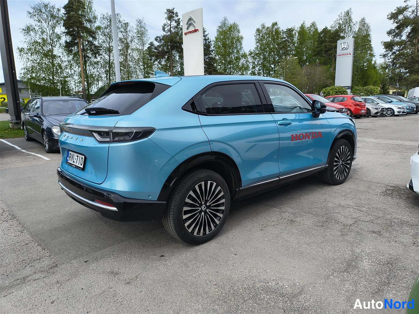 Sininen Honda e:Ny1 2023, takaviisto, kuva 14