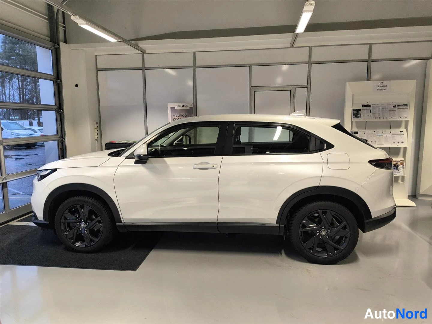 Valkoinen Honda HR-V 2023, sivulta, kuva 3