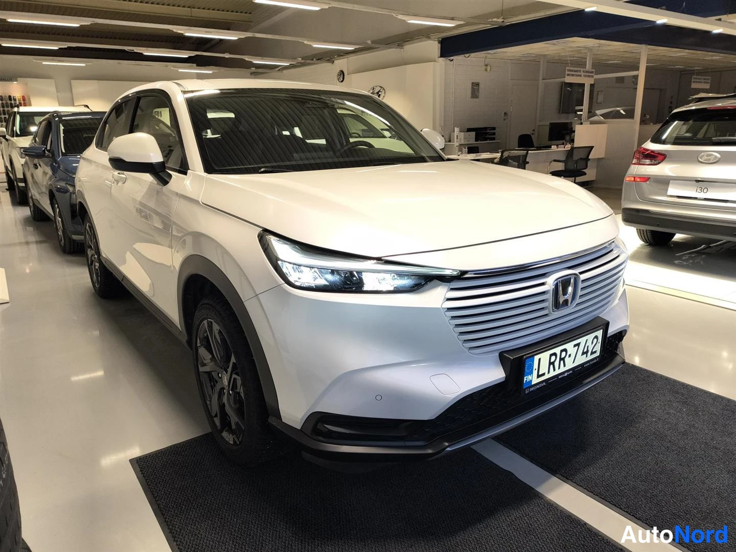 Valkoinen Honda HR-V 2023, etuviisto, keula oikealle, kuva 2