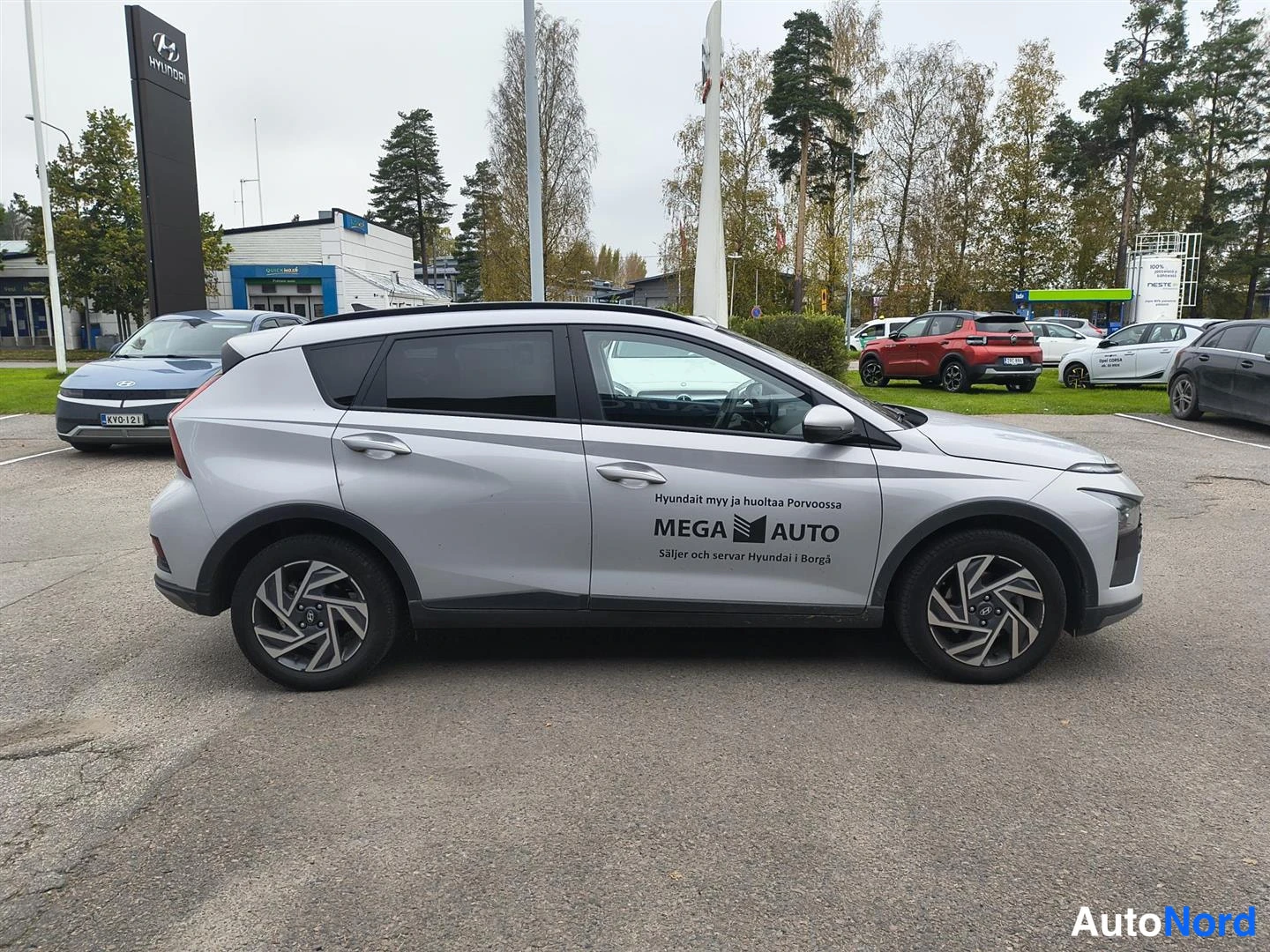 Harmaa Hyundai Bayon 2025, etuviisto, keula oikealle, kuva 4