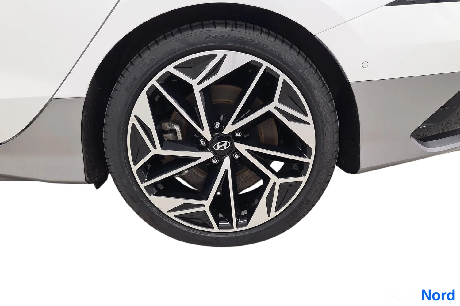 Valkoinen Hyundai Ioniq 6 2024, sivulta, kuva 3