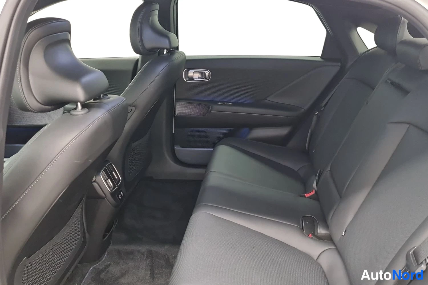Valkoinen Hyundai Ioniq 6 2024, kuva 11