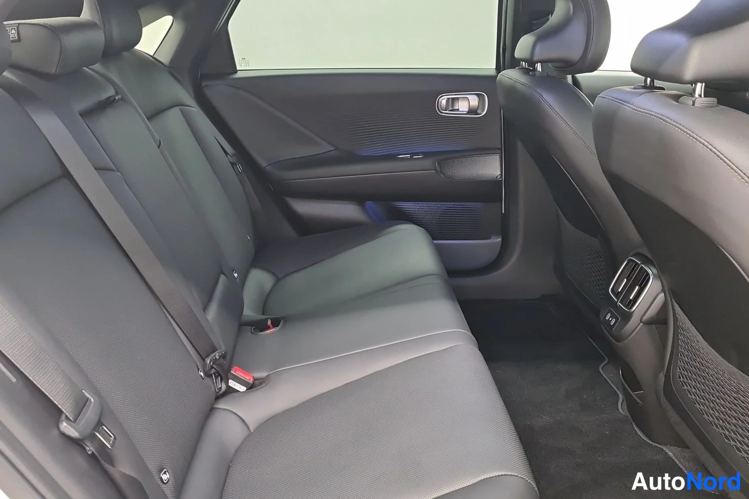 Valkoinen Hyundai Ioniq 6 2024, kuva 12