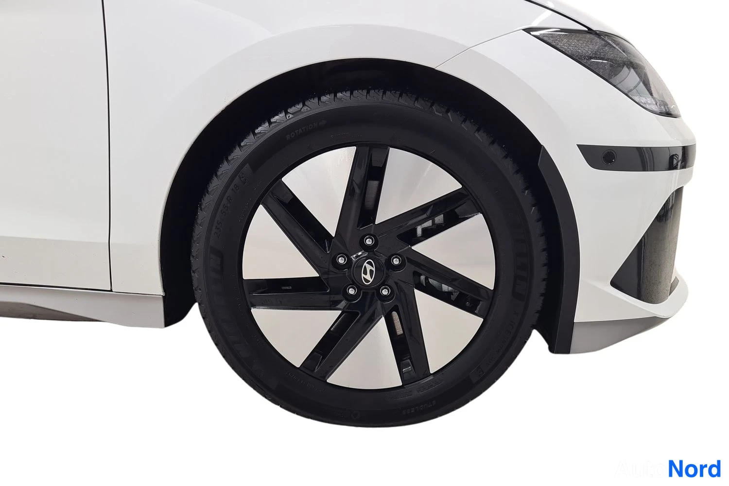 Valkoinen Hyundai Ioniq 6 2024, etuviisto, keula oikealle, kuva 2