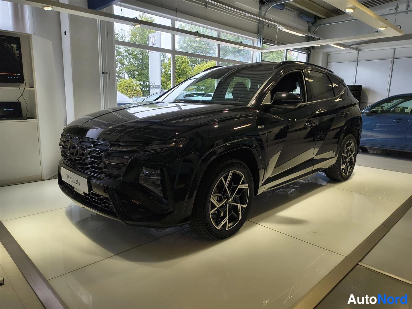 Musta Hyundai Tucson 2025, etuviisto, keula vasemmalle, kuva 4