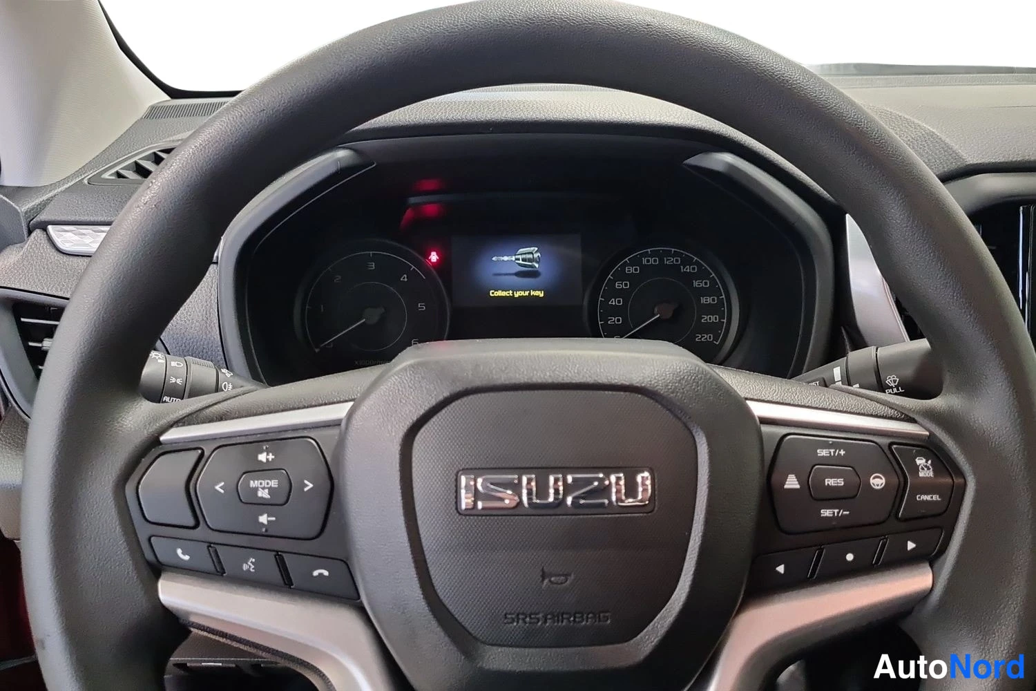 Oranssi Isuzu D-Max 2025, kuva 8