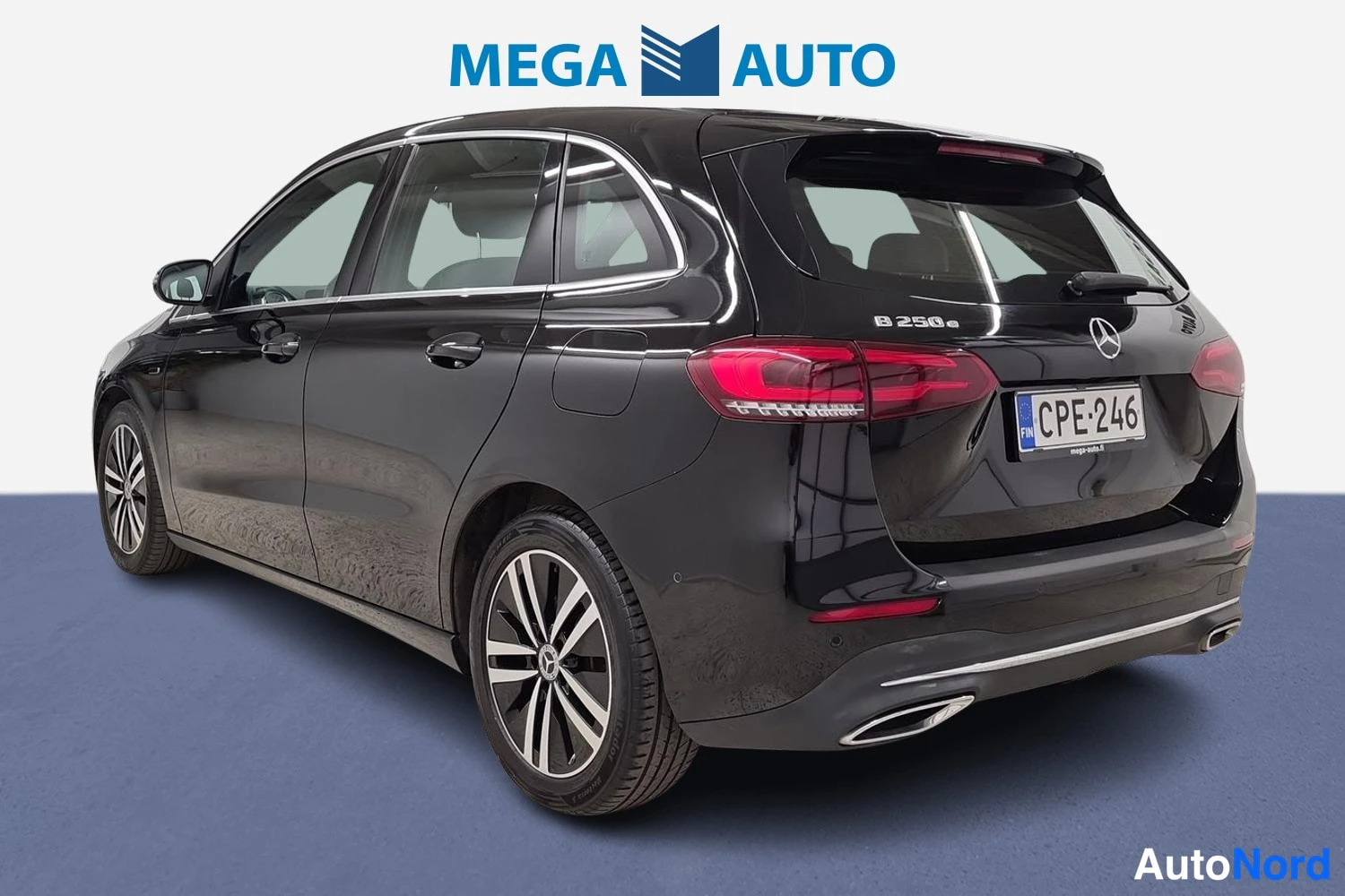Musta Mercedes-Benz B 250 e 2021, takaviisto, kuva 3