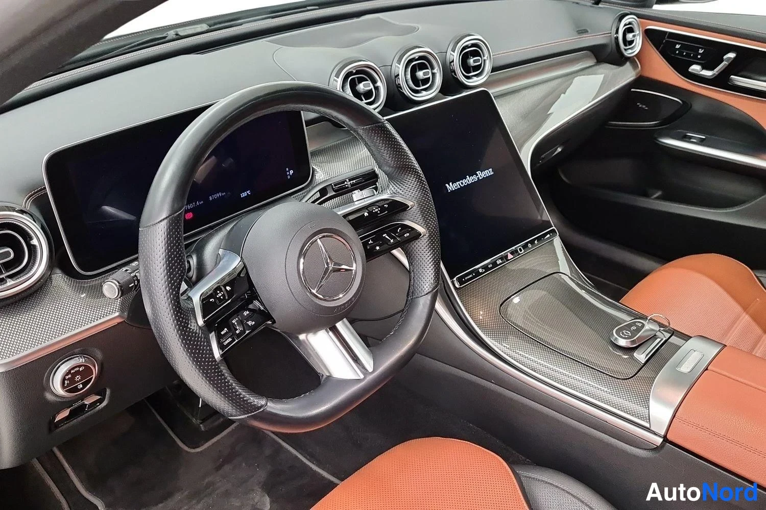 Sininen Mercedes-Benz C 300 e 2022, ohjaamo, kuva 5