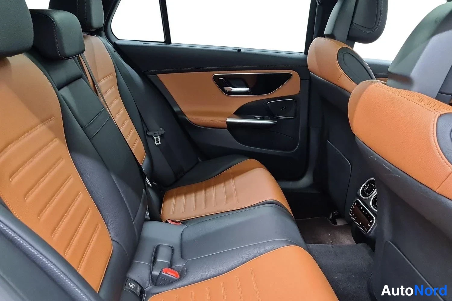 Sininen Mercedes-Benz C 300 e 2022, takaistuimet, kuva 10