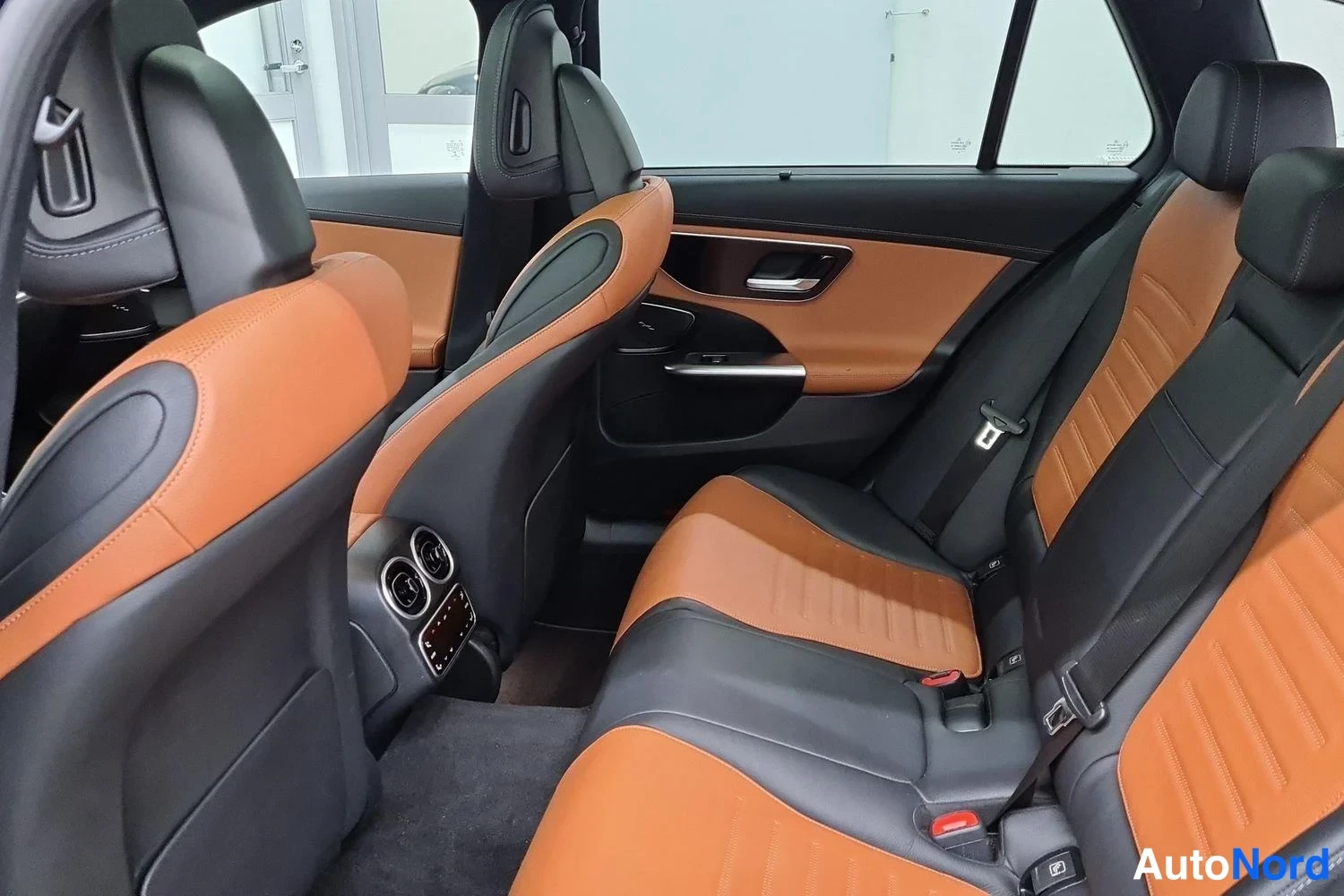 Sininen Mercedes-Benz C 300 e 2022, takaistuimet, kuva 11