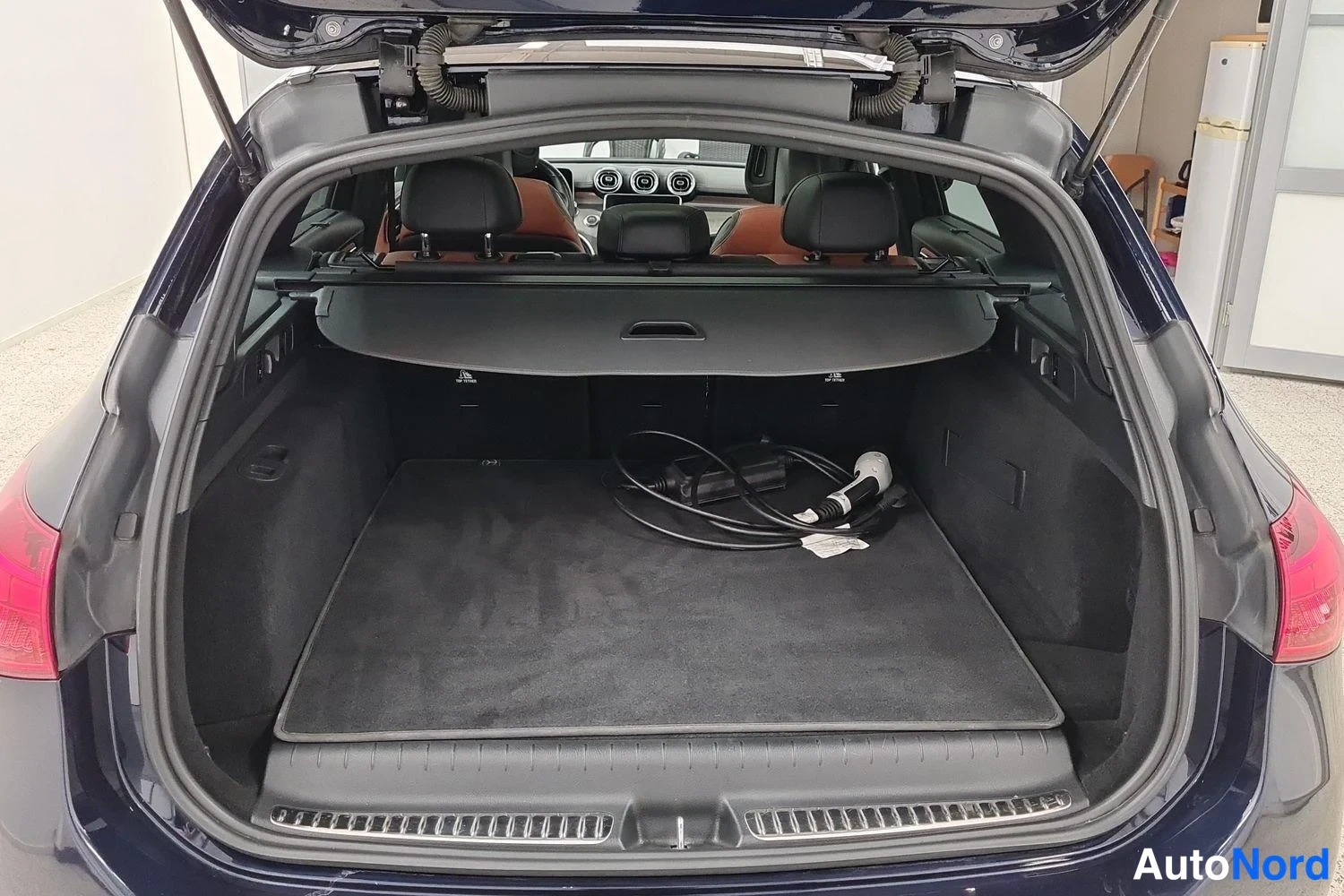 Sininen Mercedes-Benz C 300 e 2022, tavaratila, kuva 12