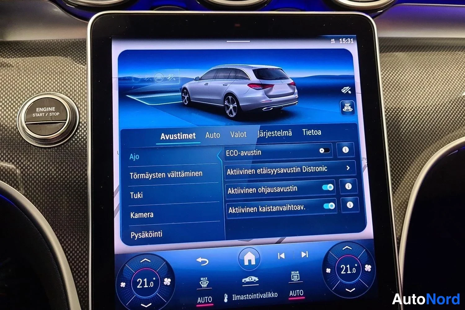 Sininen Mercedes-Benz C 300 e 2022, ohjaamo, kuva 8