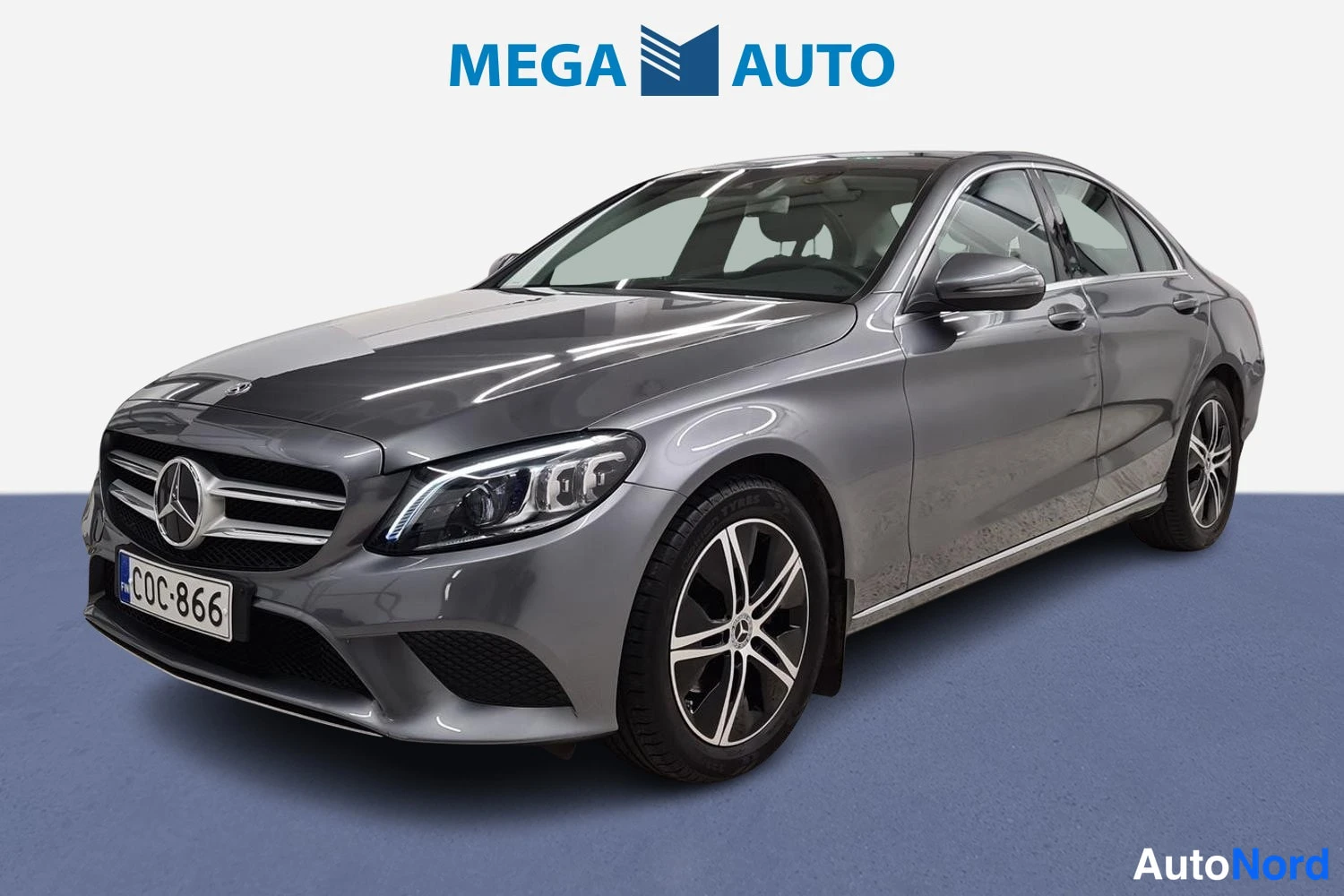 Etuviisto, nokka vasemmalle: Mercedes-Benz C-sarjan sedan etuviistossa vasemmalta, harmaaksi maalattuna, rekisteritunnus.