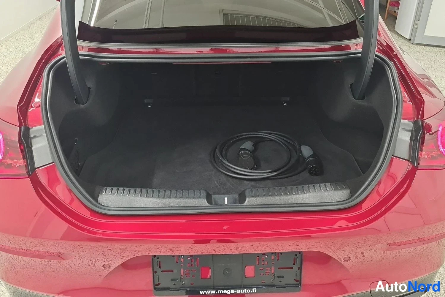Punainen Mercedes-Benz CLA 350 4MATIC 2025, takaa, kuva 7