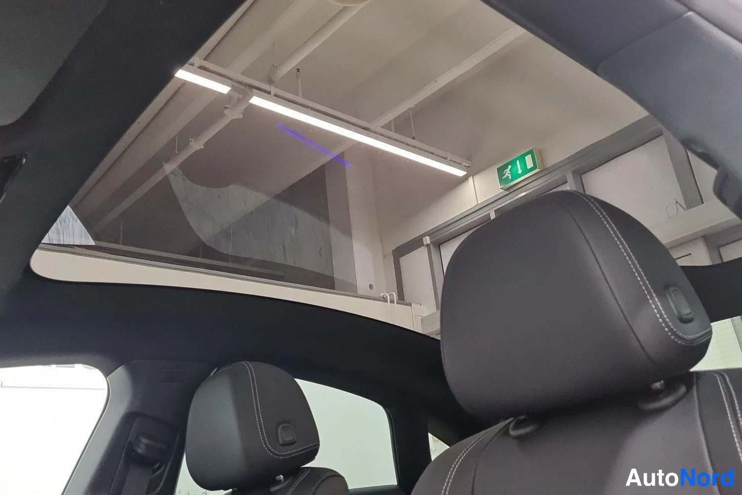 Punainen Mercedes-Benz CLA 350 4MATIC 2025, kuva 23