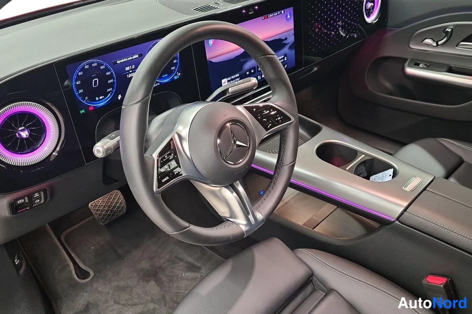 Punainen Mercedes-Benz CLA 350 4MATIC 2025, kuva 9