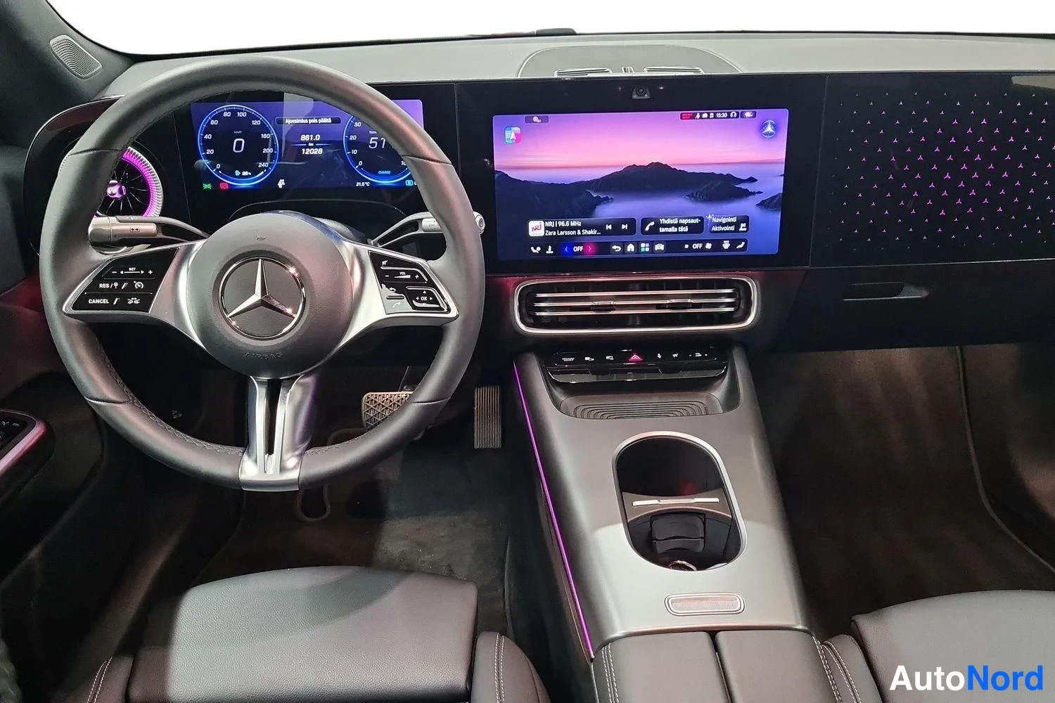 Punainen Mercedes-Benz CLA 350 4MATIC 2025, kuva 10