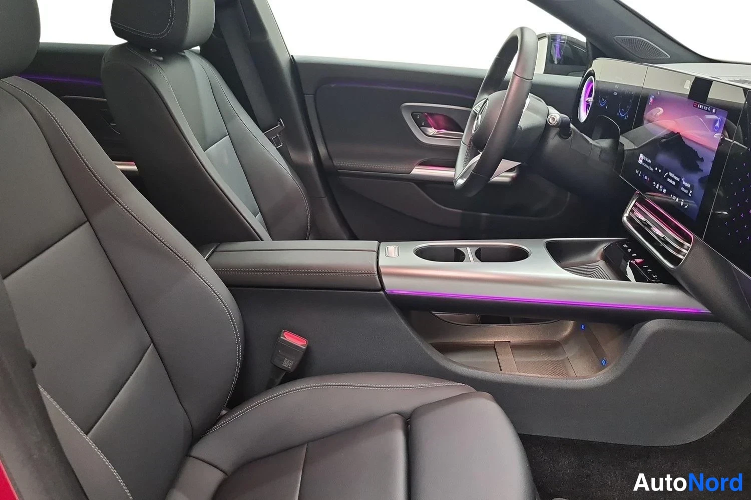 Punainen Mercedes-Benz CLA 350 4MATIC 2025, kuva 12