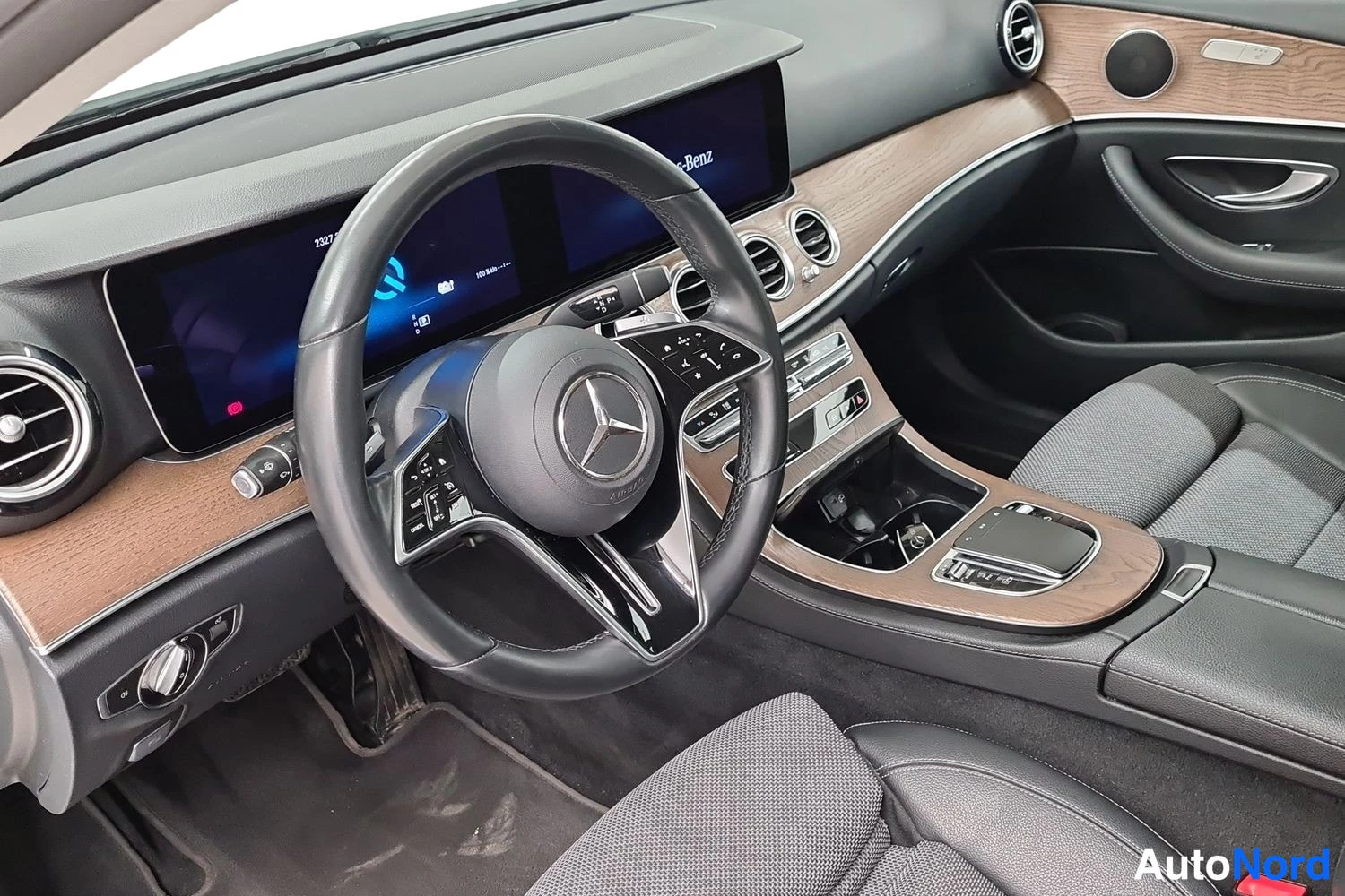 Valkoinen Mercedes-Benz E 300 de 4MATIC 2020, kuva 30