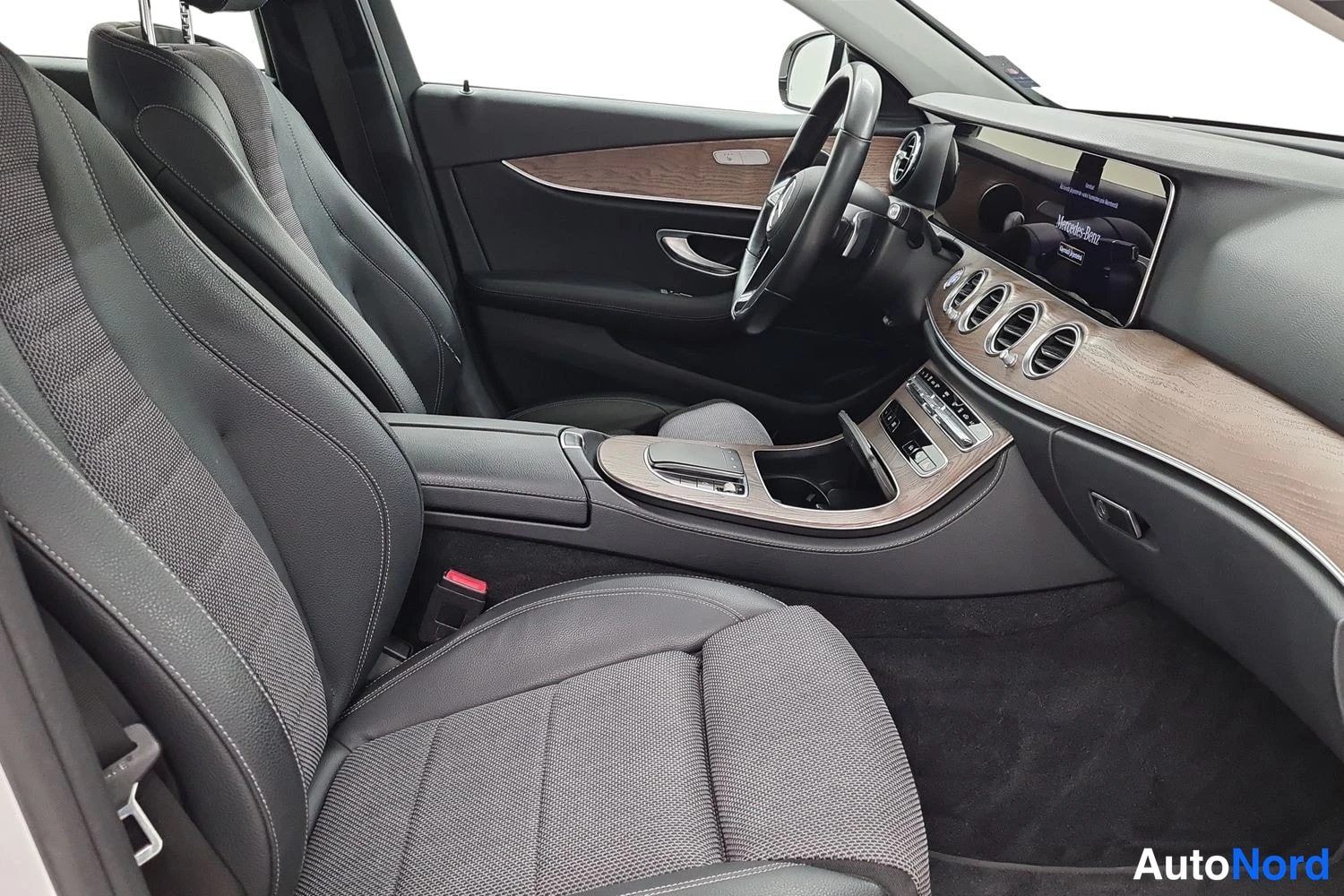 Valkoinen Mercedes-Benz E 300 de 4MATIC 2020, kuva 33
