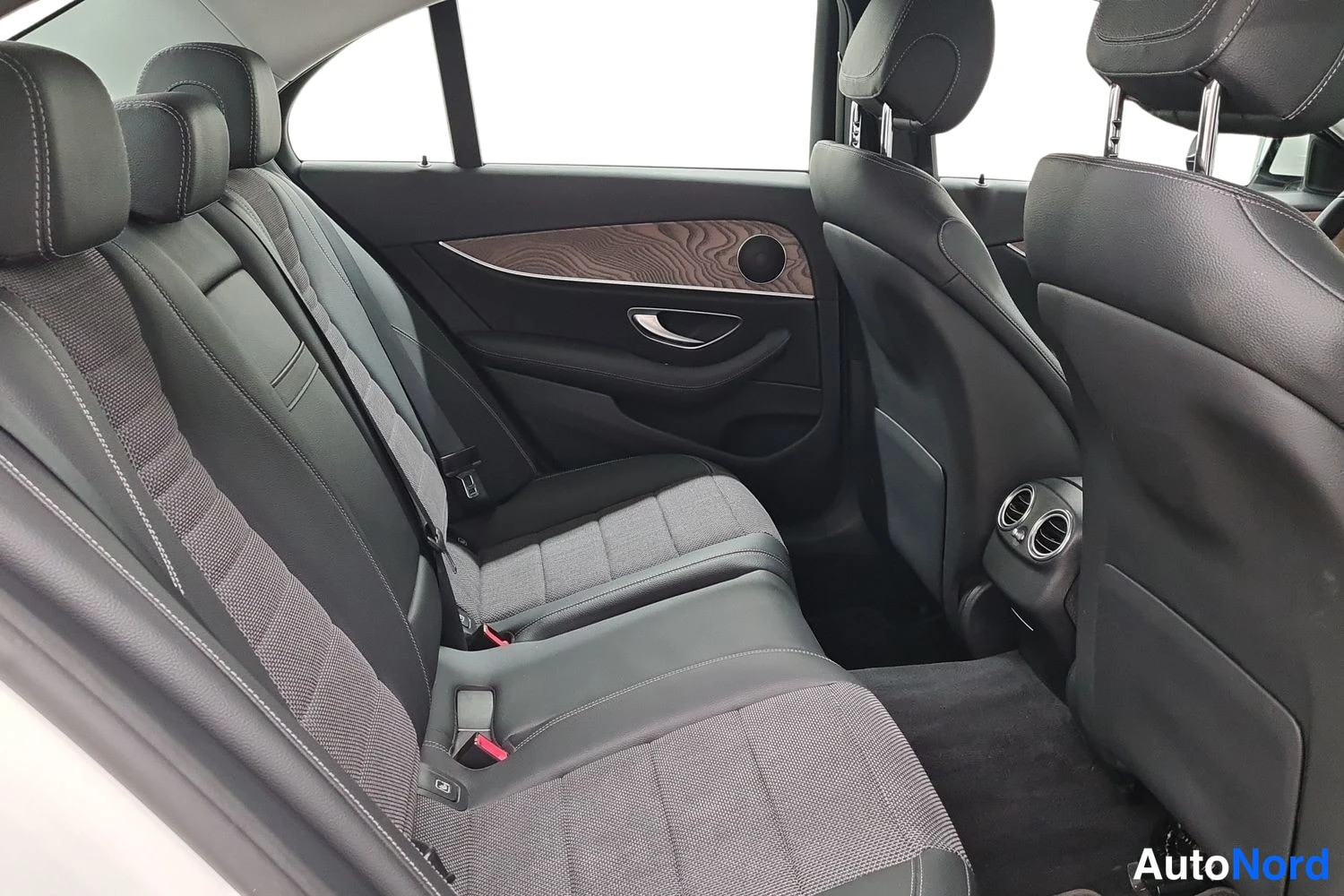 Valkoinen Mercedes-Benz E 300 de 4MATIC 2020, kuva 34