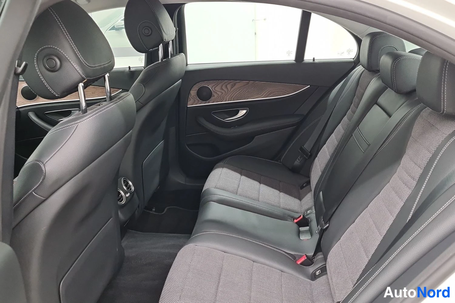 Valkoinen Mercedes-Benz E 300 de 4MATIC 2020, kuva 35