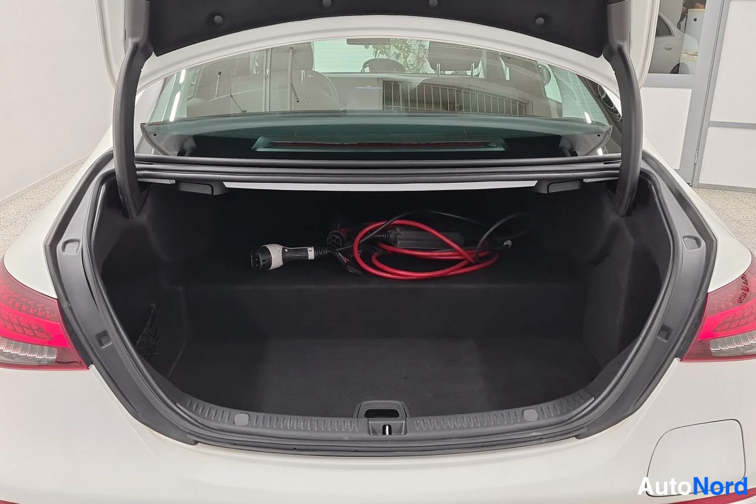 Valkoinen Mercedes-Benz E 300 de 4MATIC 2020, takaa, kuva 10