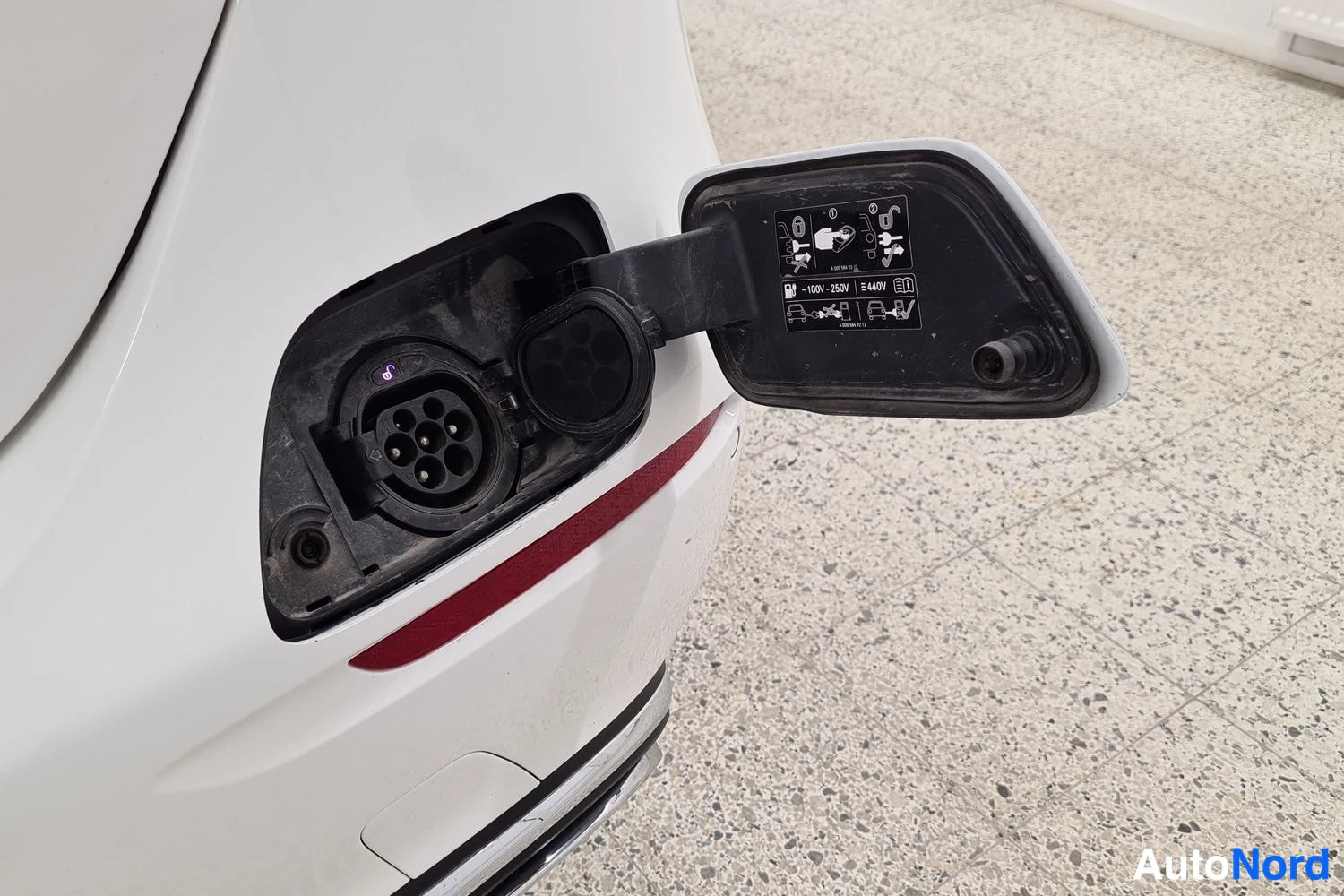 Valkoinen Mercedes-Benz E 300 de 4MATIC 2020, kuva 50