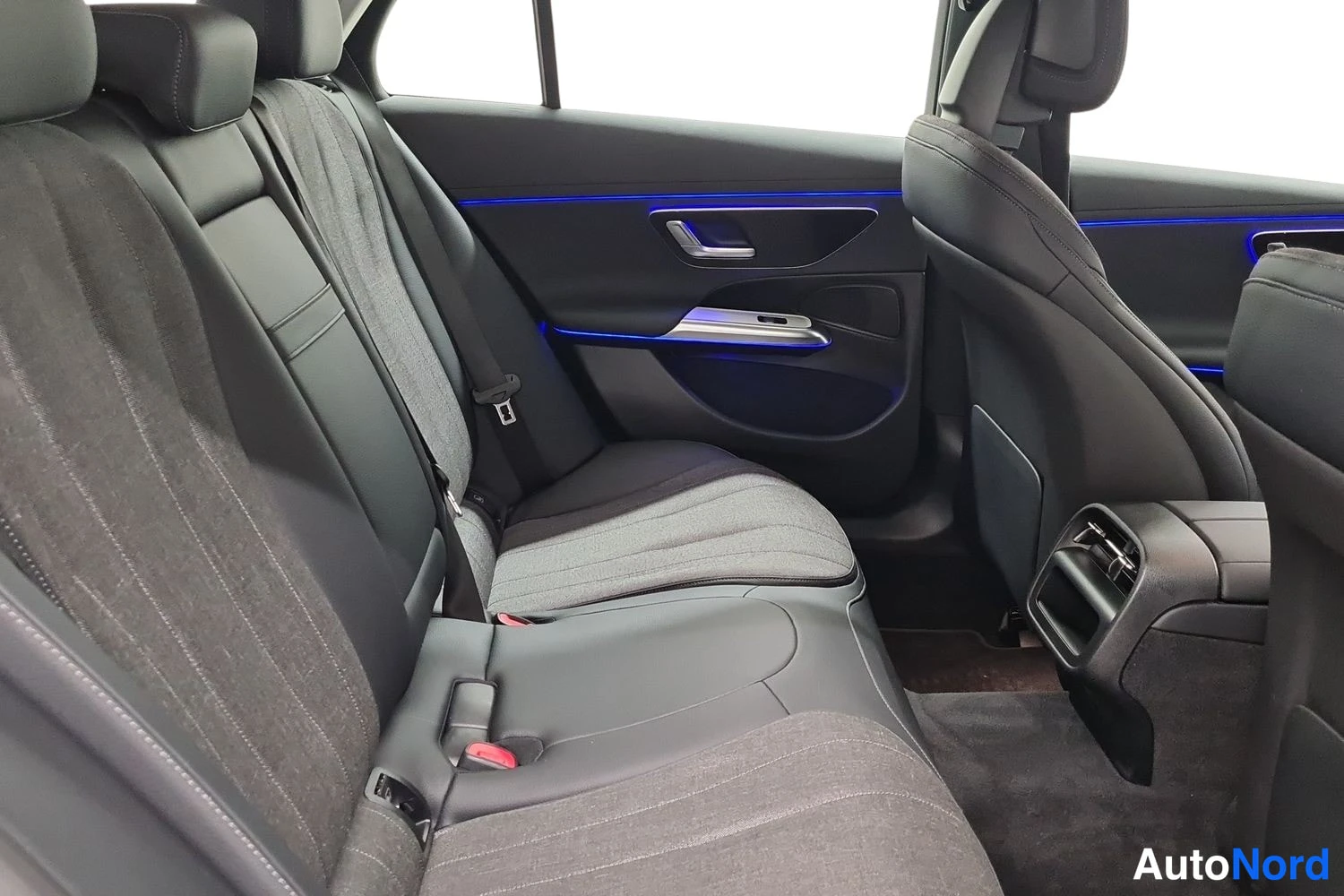 Valkoinen Mercedes-Benz E 220 d 4MATIC 2025, kuva 12