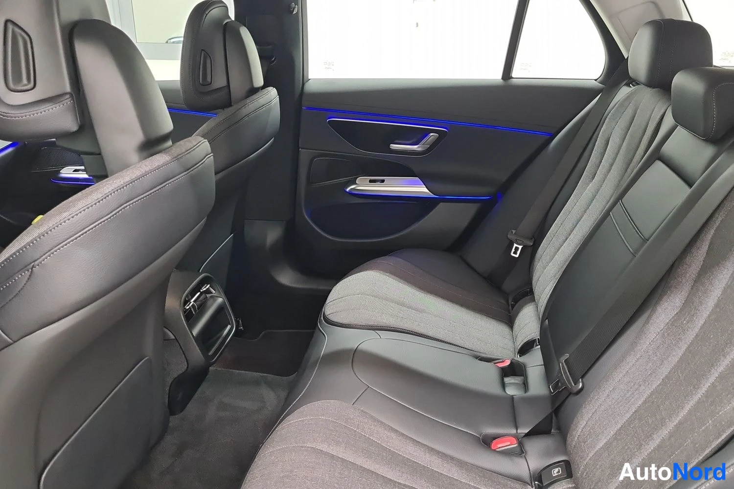 Valkoinen Mercedes-Benz E 220 d 4MATIC 2025, kuva 13