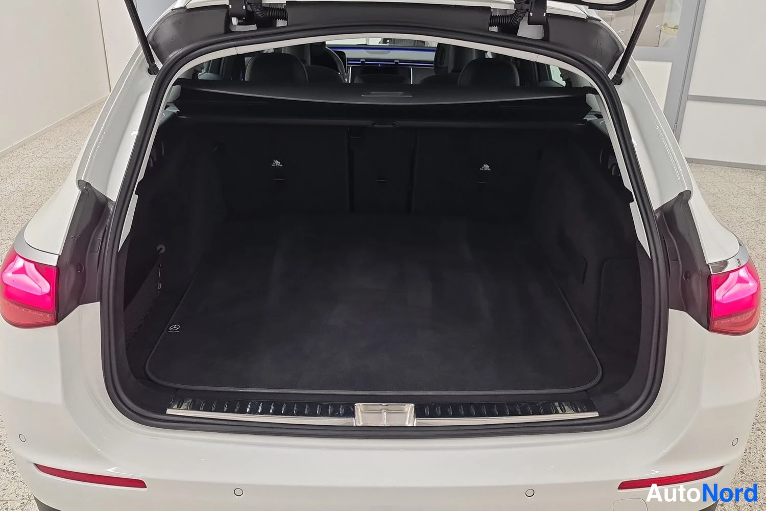 Valkoinen Mercedes-Benz E 220 d 4MATIC 2025, kuva 14