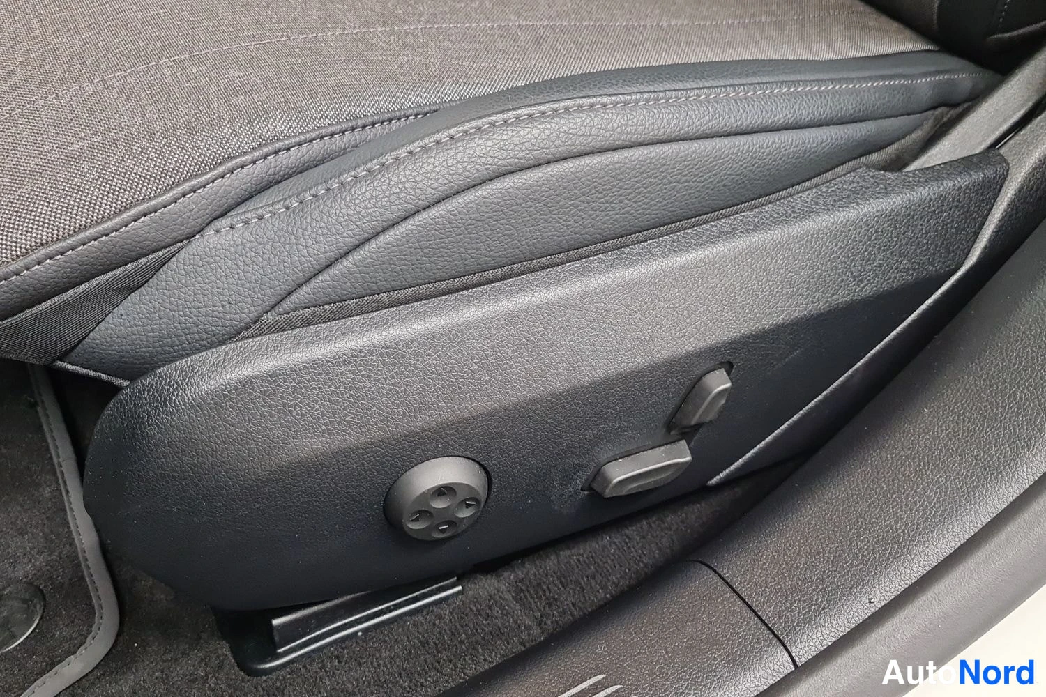 Valkoinen Mercedes-Benz E 220 d 4MATIC 2025, kuva 19