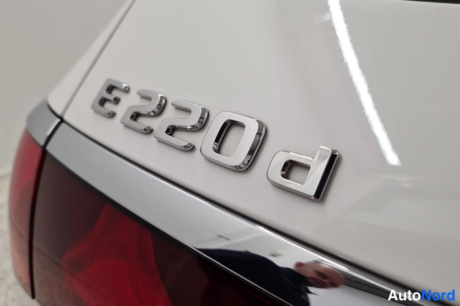 Valkoinen Mercedes-Benz E 220 d 4MATIC 2025, takaa, kuva 6