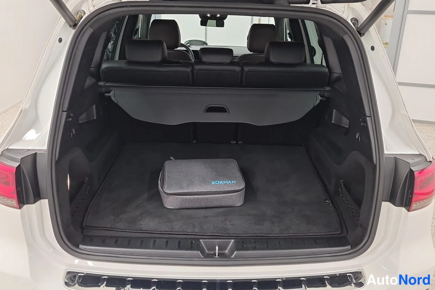 Valkoinen Mercedes-Benz EQB 350 4MATIC 2023, kuva 30