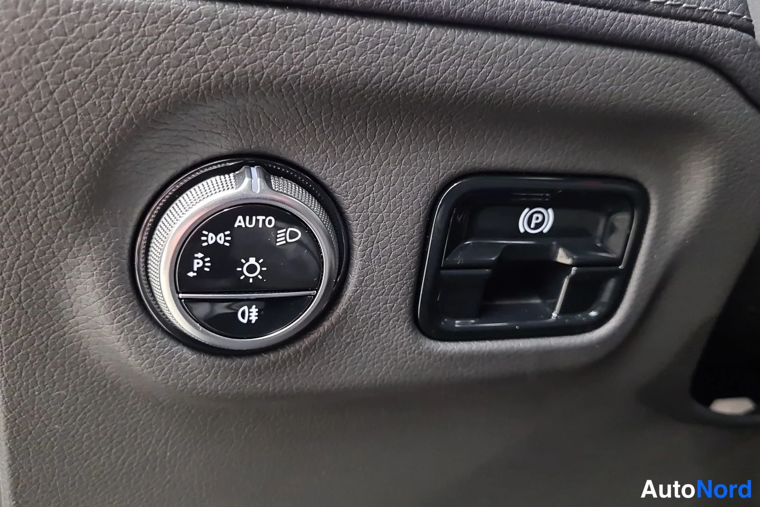 Musta Mercedes-Benz EQE 300 2023, yksityiskohta, kuva 10
