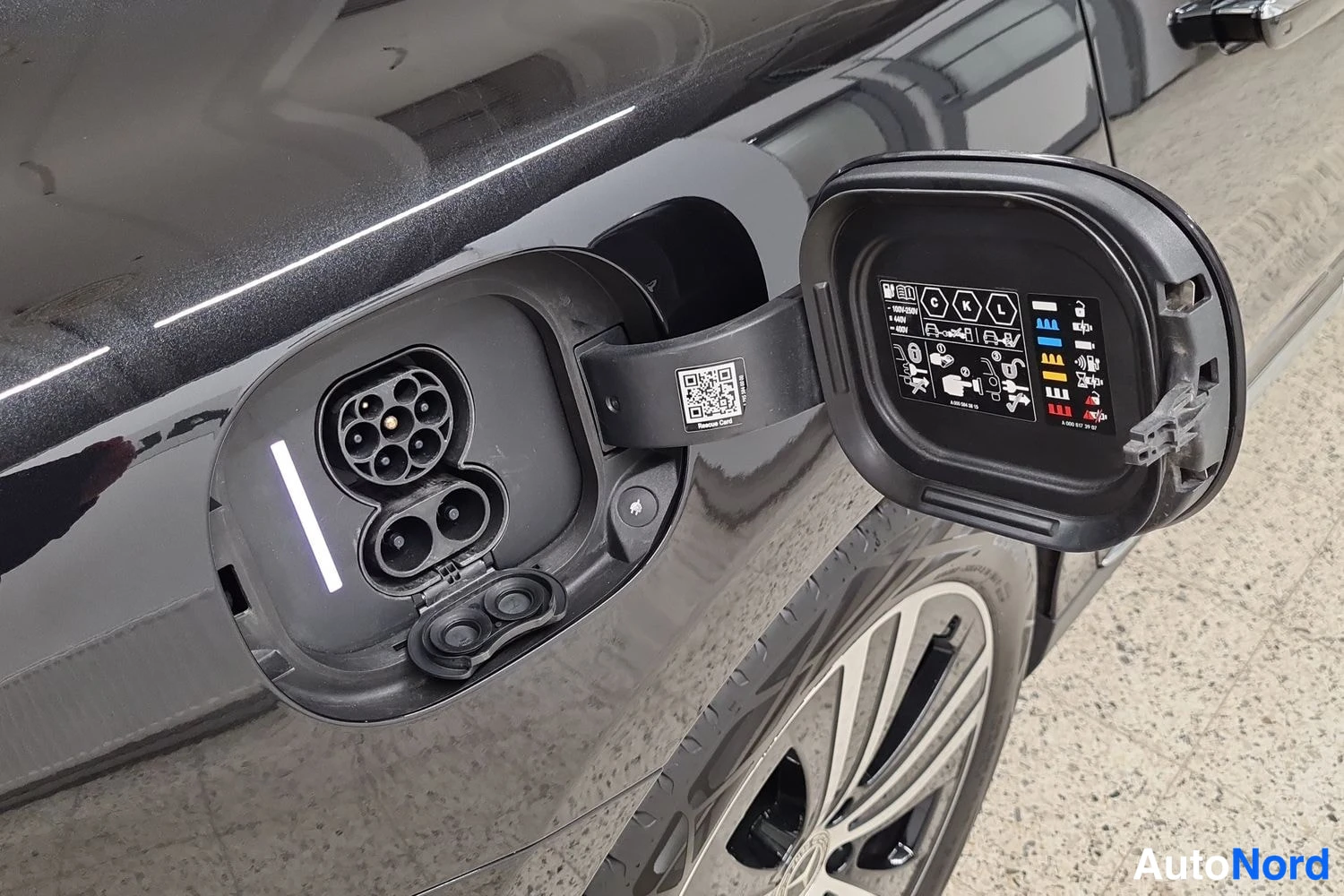 Musta Mercedes-Benz EQE 300 2023, kuva 23