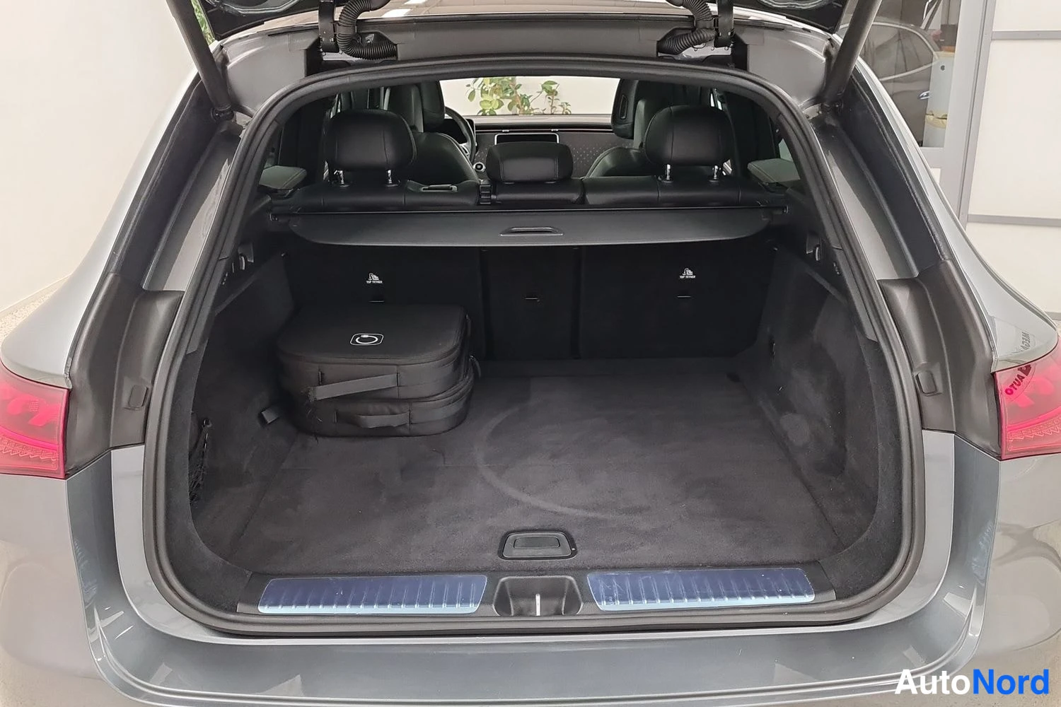 Harmaa Mercedes-Benz EQE SUV 2023, kuva 13