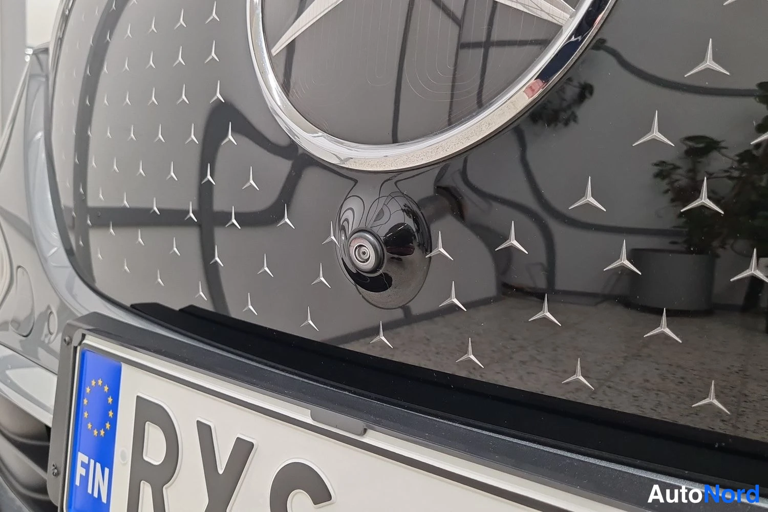 Harmaa Mercedes-Benz EQE SUV 2023, edestä, kuva 3
