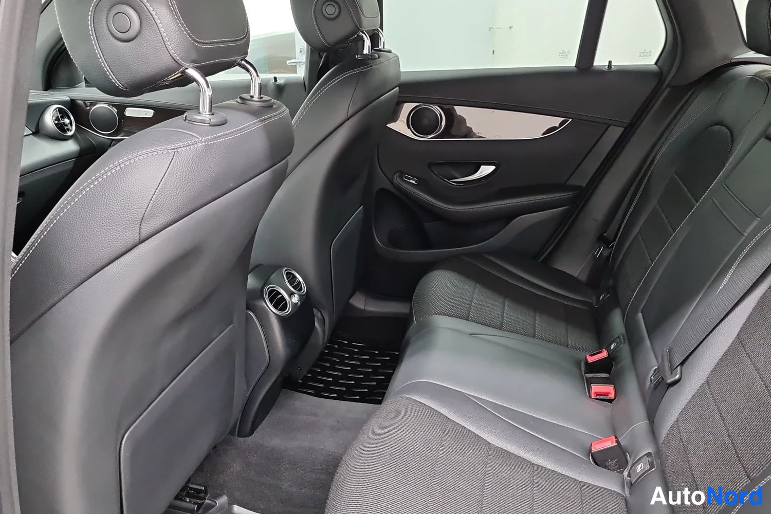 Grå Mercedes-Benz GLC 300 de 4MATIC 2022, baksäten, bild 9