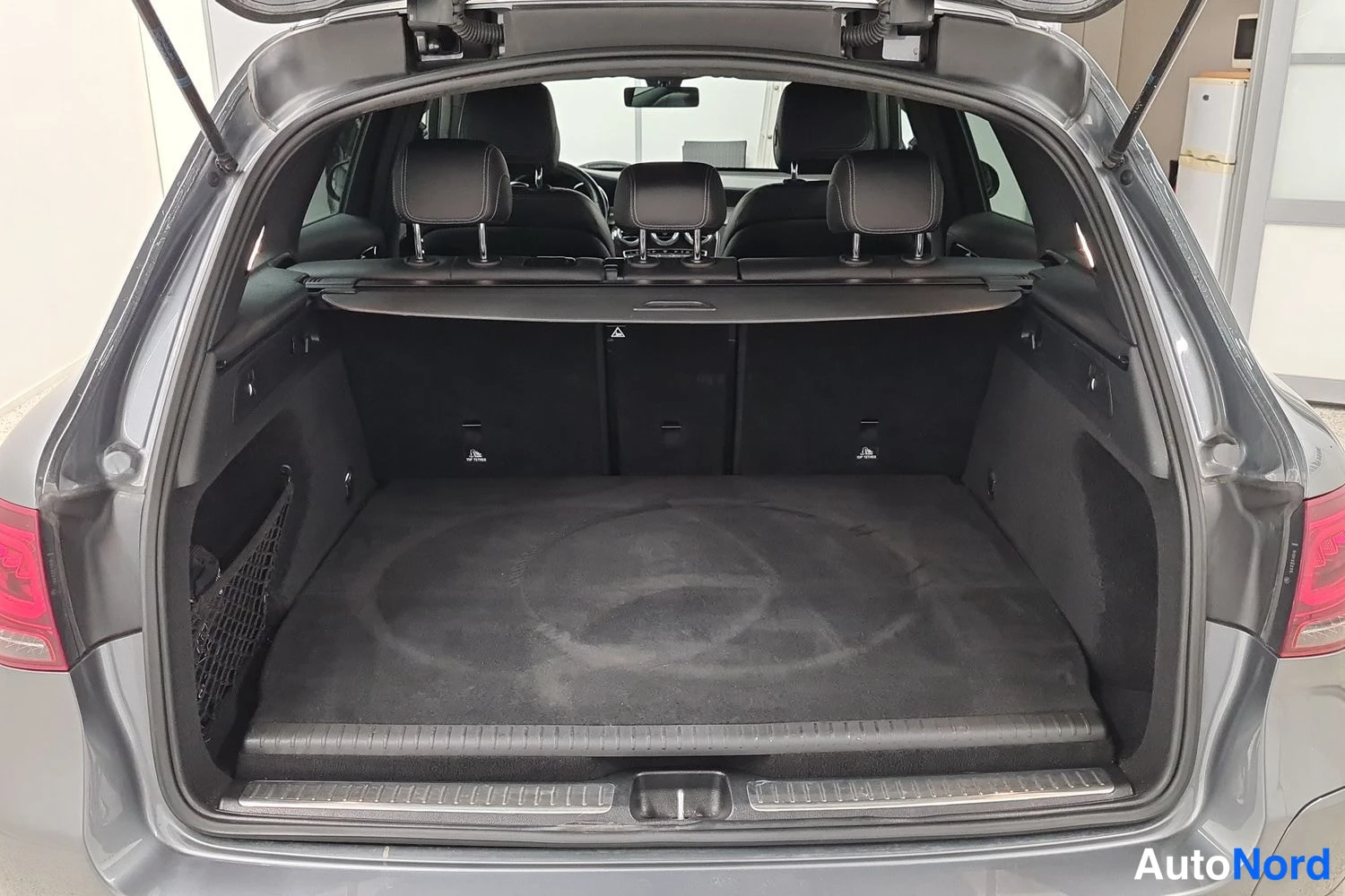 Grå Mercedes-Benz GLC 300 de 4MATIC 2022, bagageutrymme, bild 10